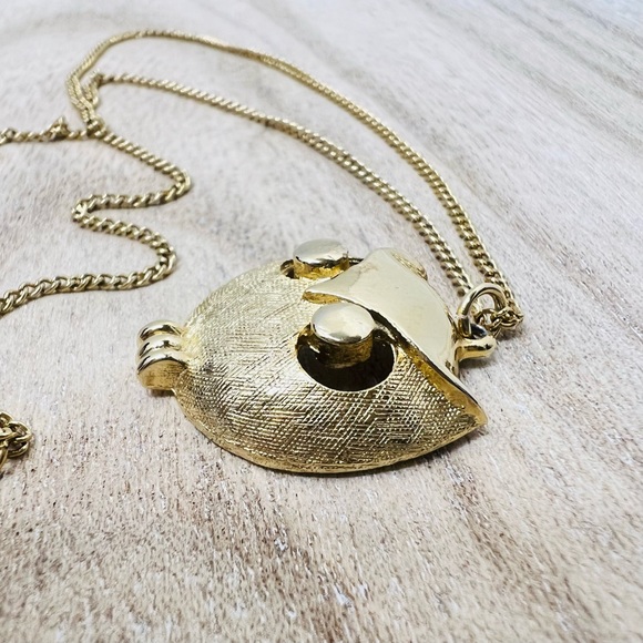 EUC goldstone Owl pendant and chain. - Picture 3 of 7